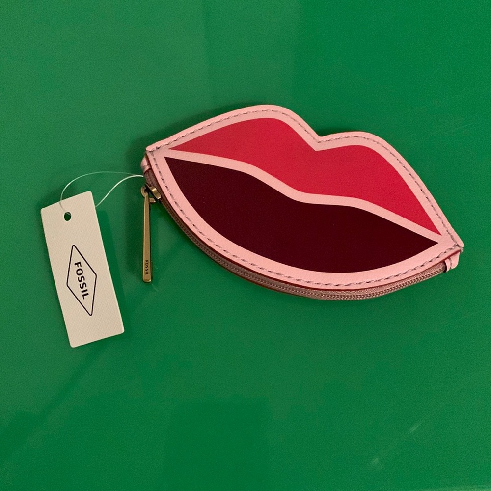 FOSSIL lips coin purse. NEW! With tags!